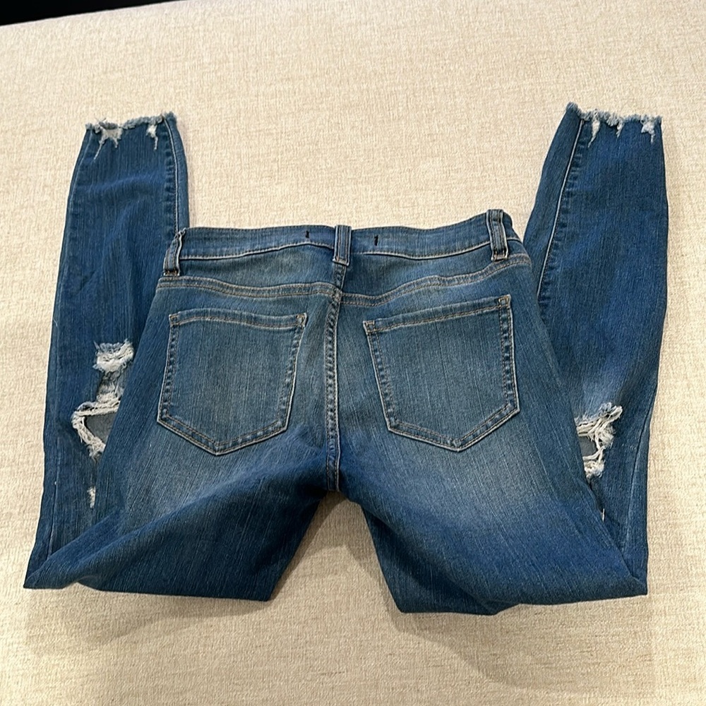 Distressed skinny jeans